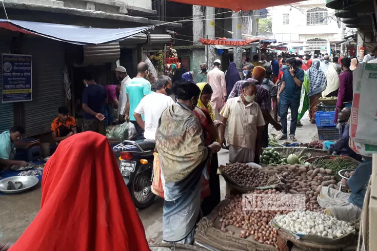 লকডাউনের-আগে-রাজশাহীর-বাজারে-হুড়োহুড়ি