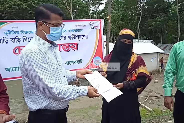 বাড়ি-বাড়ি-গিয়ে-ক্ষতিপূরণের-চেক-দিলেন-জেলা-প্রশাসক