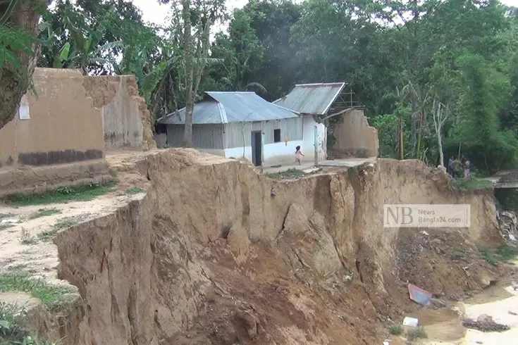 টিলাভাঙনে বিলীন হচ্ছে ত্রিপুরা পল্লি