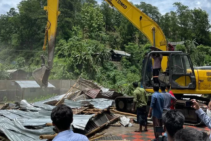 পাহাড়-থেকে-৩৭০টি-অবৈধ-স্থাপনা-উচ্ছেদ