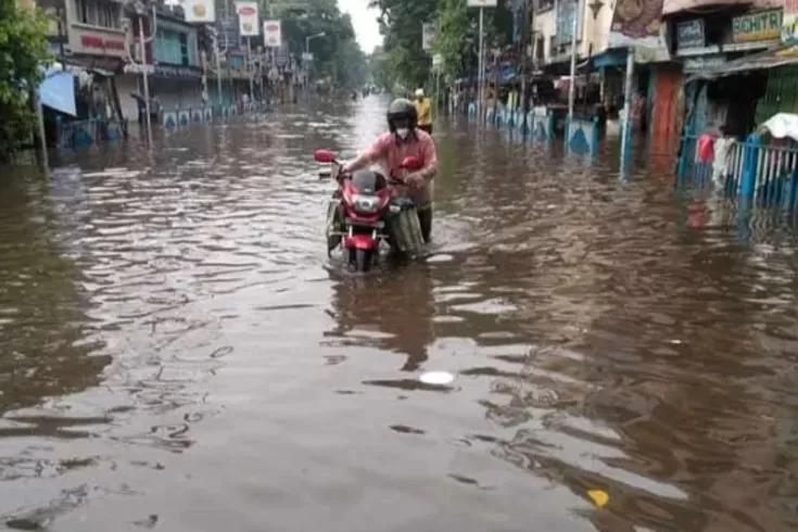 রাতভর বৃষ্টিতে জলমগ্ন কলকাতা