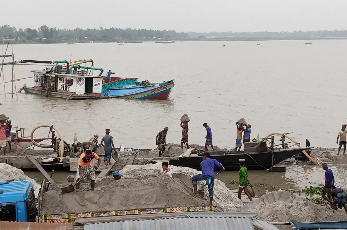 যমুনা-নদীতে-বালুদস্যুদের-দৌরাত্ম্য