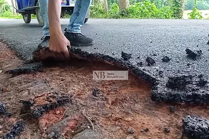 হাতে-উঠে-আসছে-রাস্তার-ঢালাই-পিচ