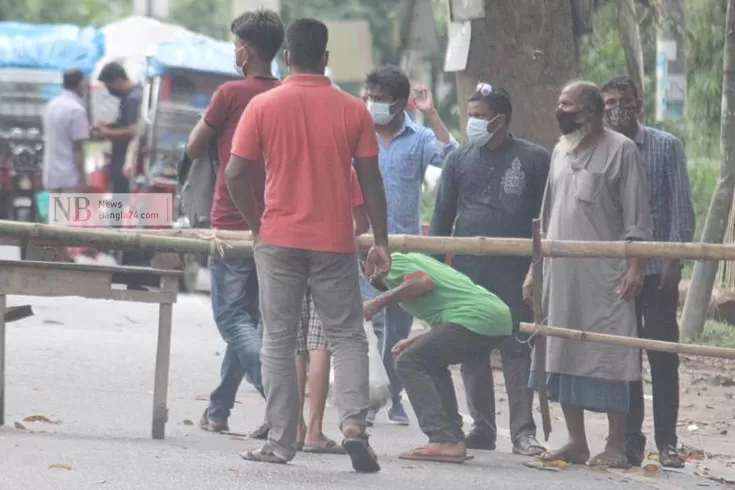 দিনাজপুরে পথে পথে বাঁশের ব্যারিকেড, মানছে না অনেকেই