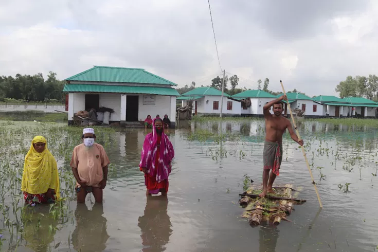 উপহারের ঘর ‘ভাসছে’ পানিতে