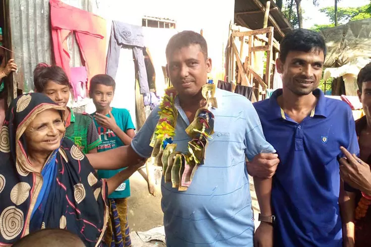 টাকার-মালা-দিয়ে-বরণ