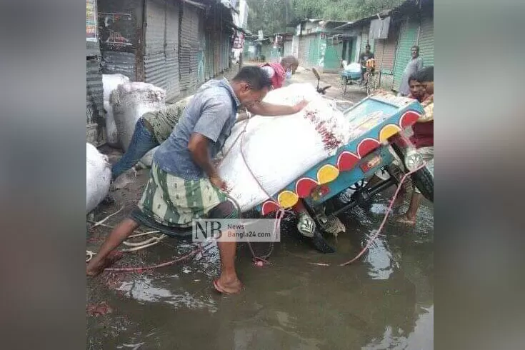 ফকিরগঞ্জ-বাজারে-জল-কাদায়-ভোগান্তি