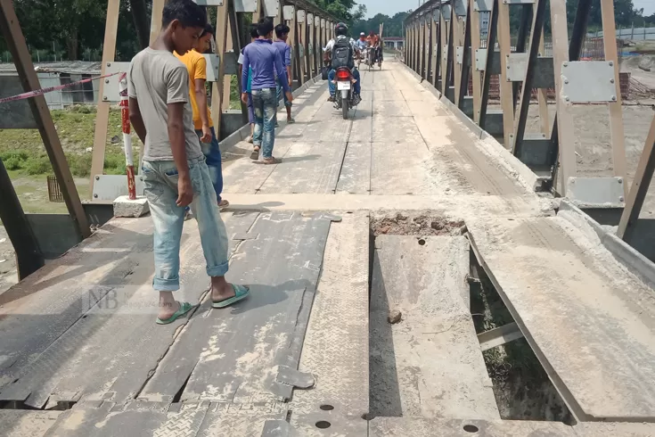 ঝুঁকিপূর্ণ-সেতুতে-ভারী-যান-ভেঙেছে-পাটাতন