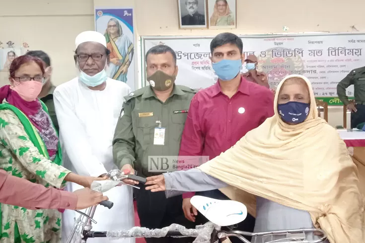 আনসার-ও-ভিডিপির-সদস্যদের-মধ্যে-বাইসাইকেল-বিতরণ