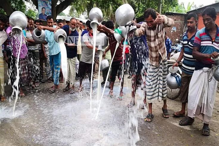 রাস্তায় দুধ ফেলে প্রতিবাদ