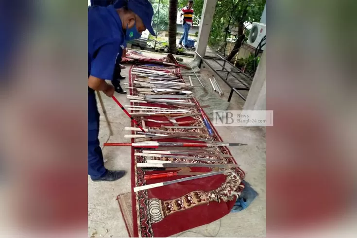 মসজিদের-অজুখানা-থেকে-১১০টি-দেশীয়-অস্ত্র-জব্দ