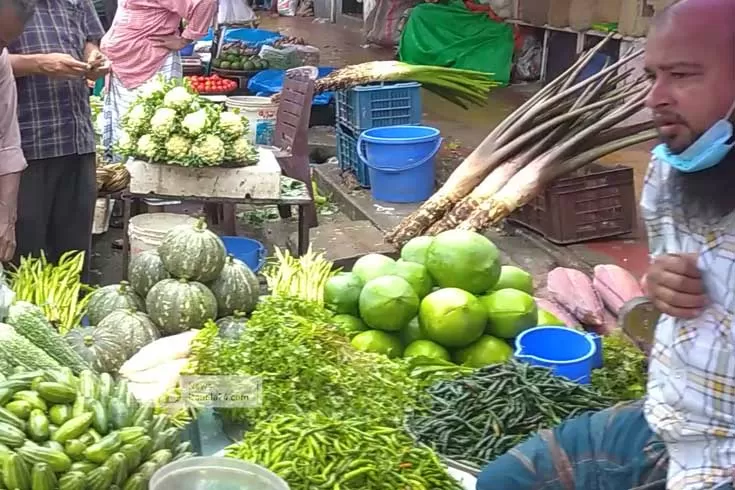 ক্রেতা কম, কাঁচাবাজারের ব্যবসায়ীরা বিপাকে