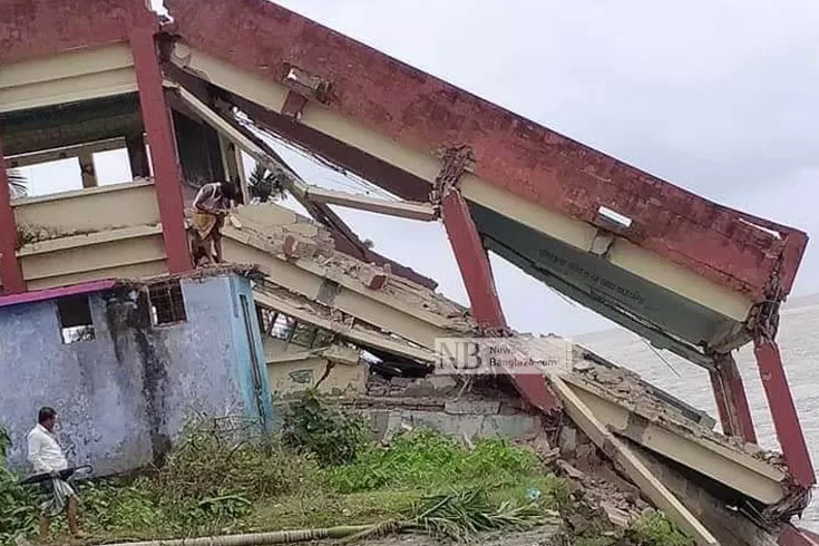 মেঘনায়-বিলীন-দুই-তলা-স্কুল
