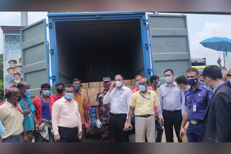 মোদি-মমতার জন্য ২৬০০ কেজি  আম উপহার পাঠালেন প্রধানমন্ত্রী