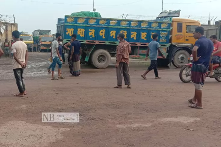 ভোমরা বন্দরে ভারতীয় ট্রাকচালকদের অবাধ চলাচল