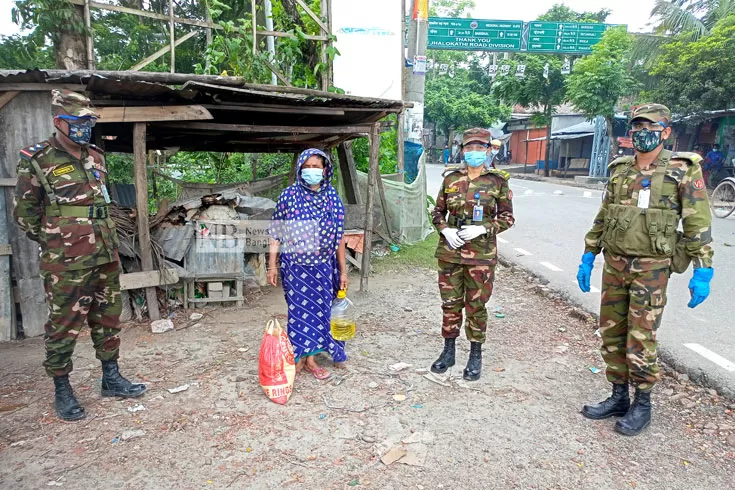 পিঠা বিক্রেতা তাসলিমাকে খাবার দিল সেনাবাহিনী