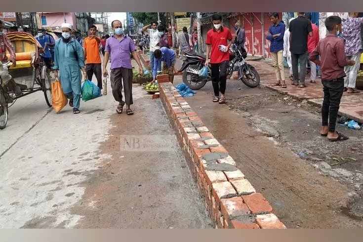 সড়কে উঠছে দেয়াল