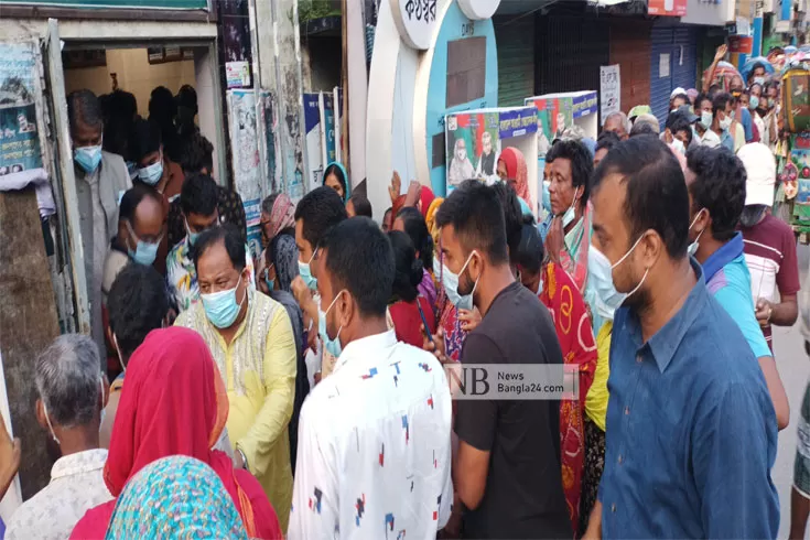 স্বাস্থ্যবিধি উপেক্ষা: খাদ্য বিলি স্বেচ্ছাসেবক লীগ সভাপতির