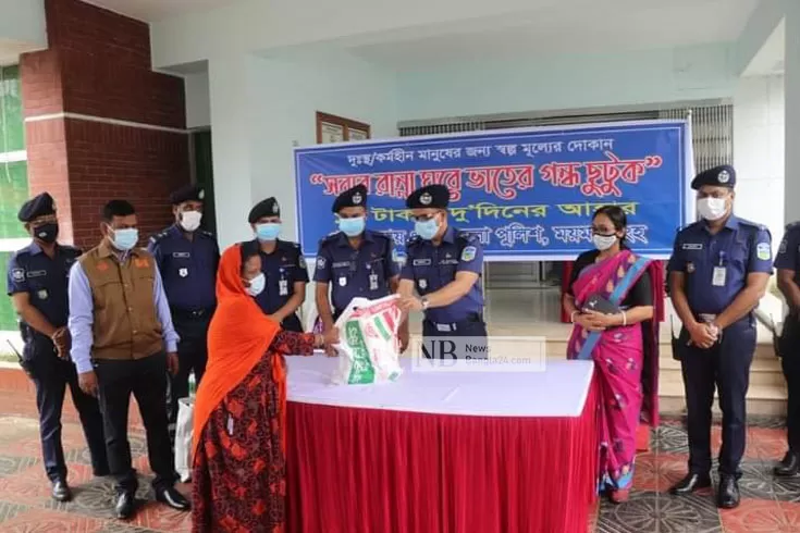 পুলিশের বেতনের টাকায় খাদ্যসামগ্রী