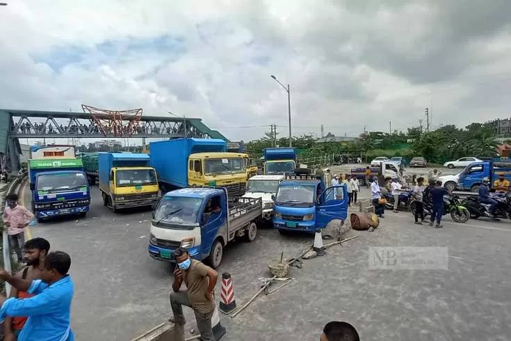 পোশাকশ্রমিকদের-অবরোধে-অচল-ঢাকা-চট্টগ্রাম-মহাসড়ক