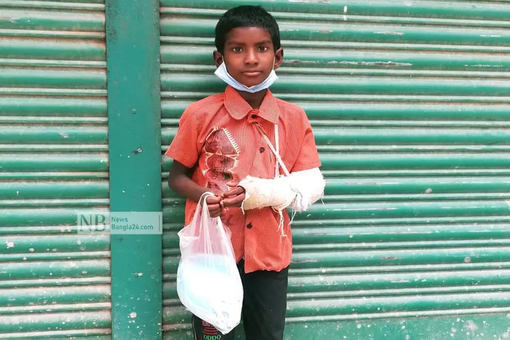 ভাঙা হাতের চিকিৎসা করতে মাস্ক বিক্রি শিশুর