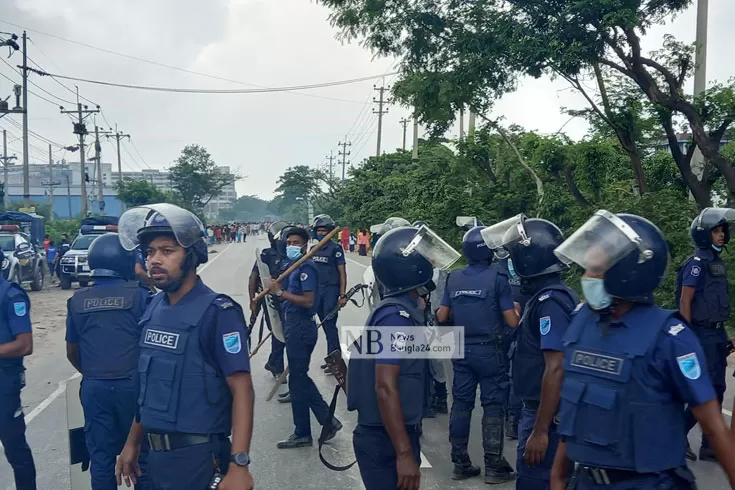 আগুন-নেভাতে-দেরির-অভিযোগ-পাশের-ভবনে-ভাঙচুর