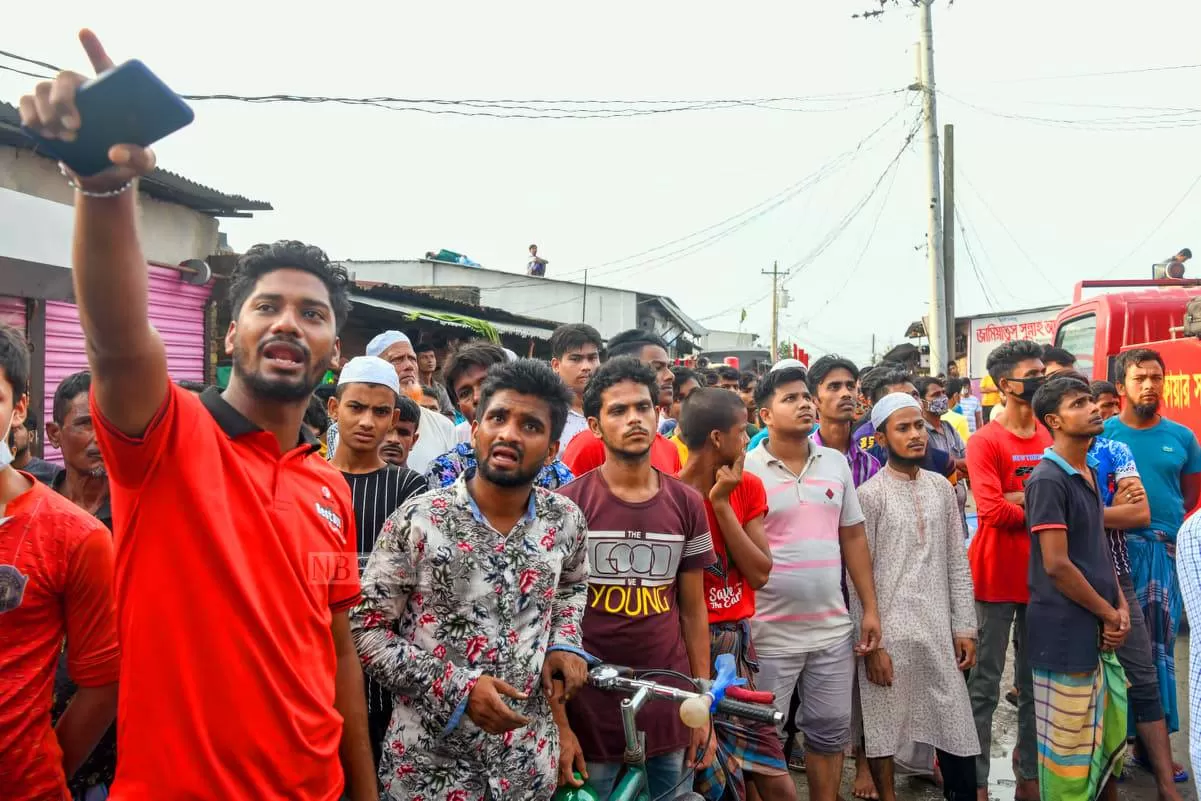 ‘ছোড ছোড বাচ্চাগুলান হাত বাড়াইয়া ডাকতেছিল’