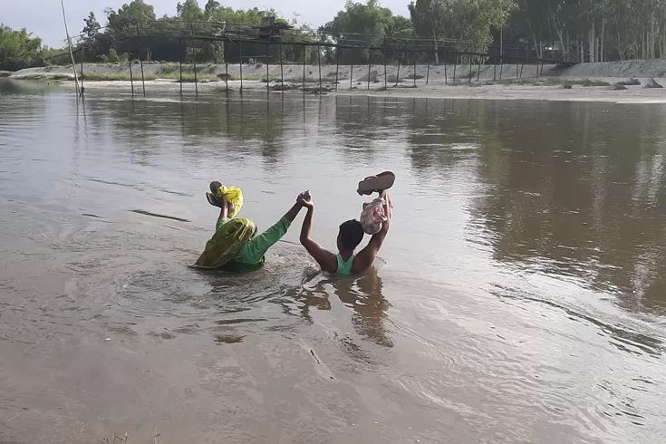 উজানের ঢলে ভাঙল ১৫ গ্রামের ভরসার সাঁকো