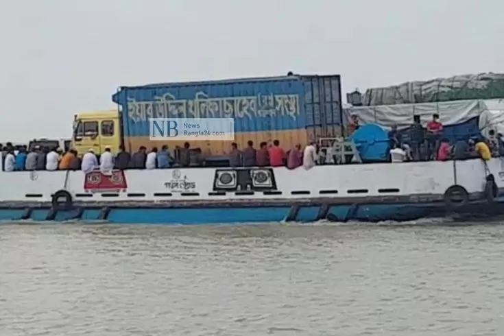 বন্ধ ঘোষণার পরও ফেরিতে যাত্রী পারাপার 