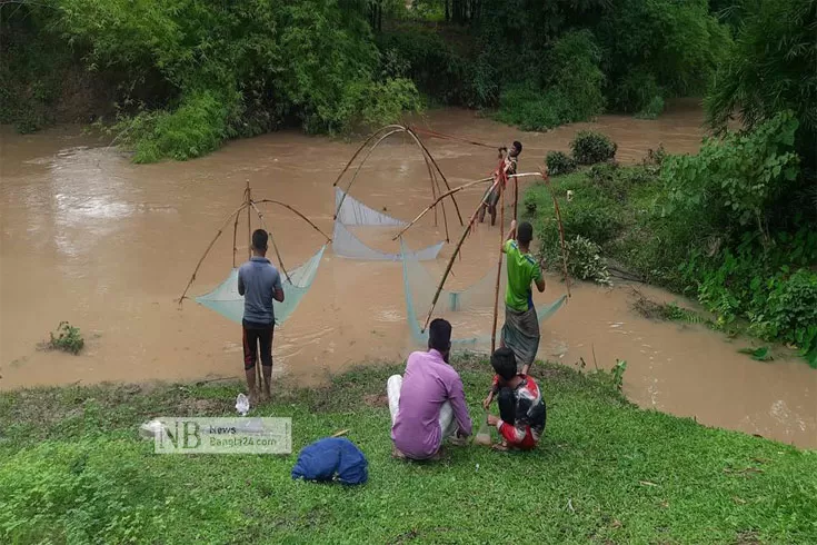 বর্ষা মানেই মাছ ধরার উৎসব