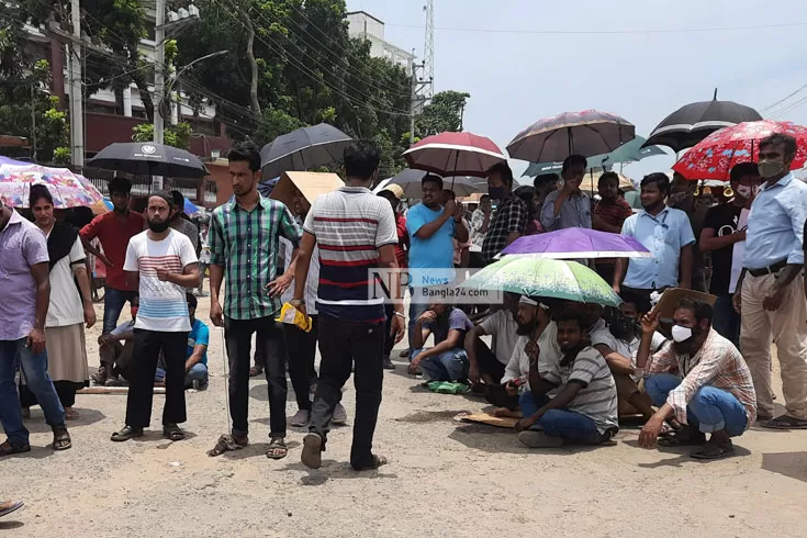 বেতন-বোনাসের দাবিতে শ্রমিকদের সড়ক অবরোধ