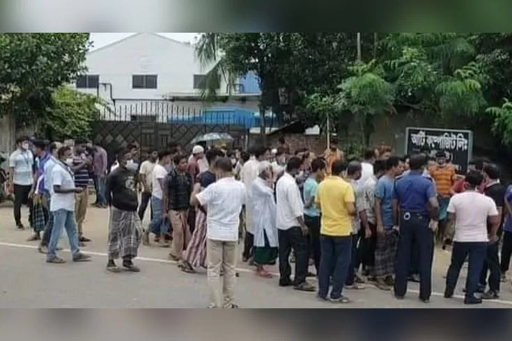 ব্যবসায়ীকে কুপিয়ে পা বিচ্ছিন্ন, আটক ৩