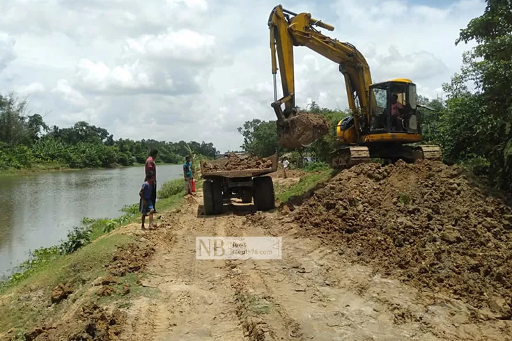 তুলশীগঙ্গার পাড় কেটে পুকুর ভরাট; বর্ষায় ক্ষতির শঙ্কা