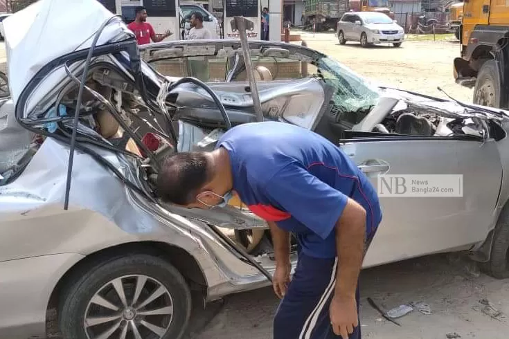 কাভার্ড ভ্যানে ধাক্কা, প্রাণ গেল প্রাইভেট কার আরোহীর