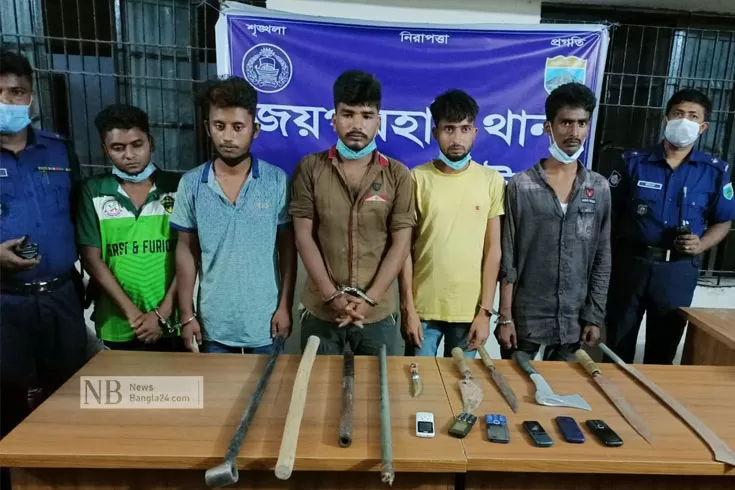 অ্যাম্বুলেন্স-নিয়ে-ডাকাতির-প্রস্তুতির-সময়-অস্ত্রসহ-আটক