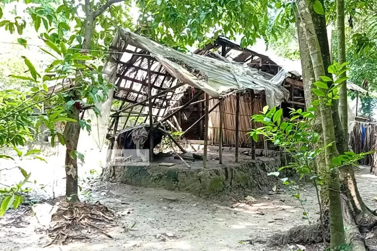 পাতার-তৈরি-ভাঙা-ঘরে-মুক্তিযোদ্ধার-পরিবার