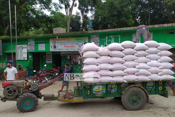 রাস্তায় বদলে গেল ভিজিএফের ১৫০ বস্তা চাল