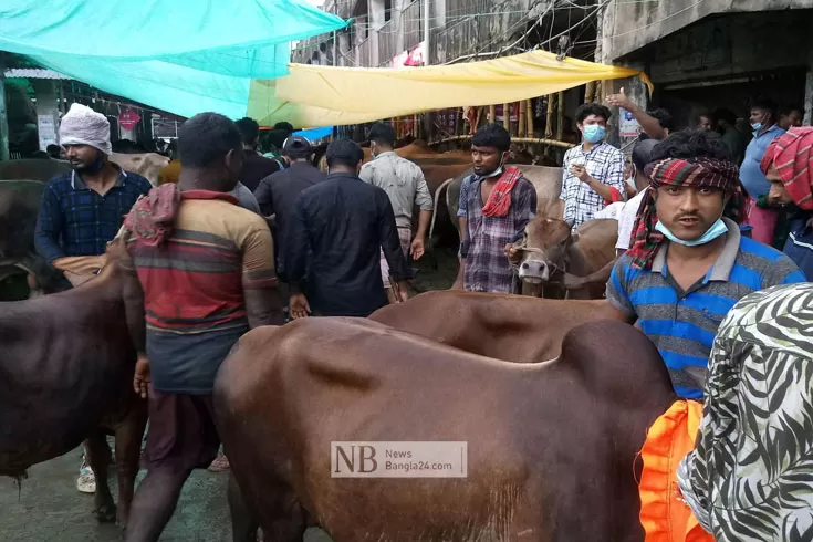 হাটের পাশে ব্যাংক খোলা ঈদের আগের দিন