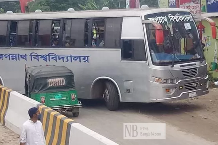 জবি-দিচ্ছে-গাড়ি-শিক্ষার্থীরা-যাচ্ছেন-বাড়ি