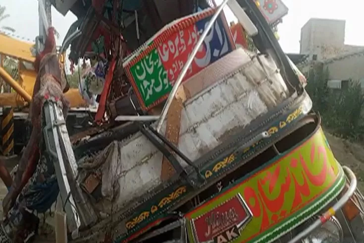 পাকিস্তানে বাস-ট্রাক সংঘর্ষে নিহত ৩৩