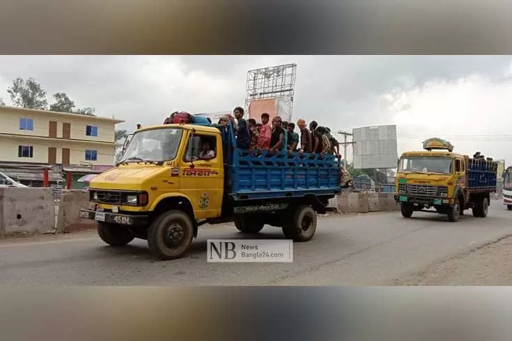 ট্রাকে বাড়ি ফিরছেন নিম্ন আয়ের মানুষ