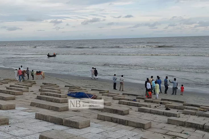 বিধিনিষেধ উপেক্ষা করে সৈকতে দর্শনার্থী