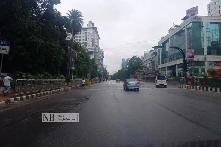 রাস্তায়-দুই-চারজন-মানুষ