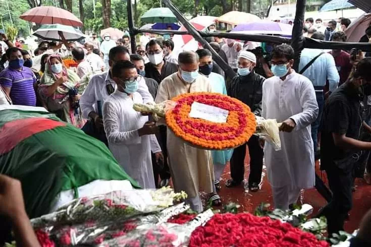 শহীদ মিনারে ফকির আলমগীরকে ফুলেল শ্রদ্ধা