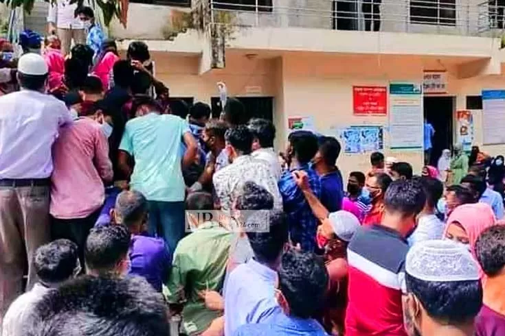 নমুনা দিতে হুড়োহুড়ি, সংক্রমণ ছড়ানোর শঙ্কা