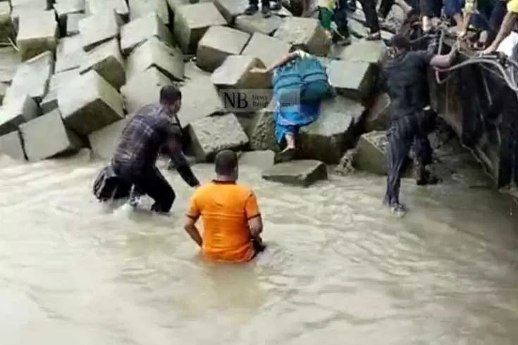 ফেরিতে উঠতে হুড়োহুড়ি, পুলিশের ধাওয়ায় পানিতে 