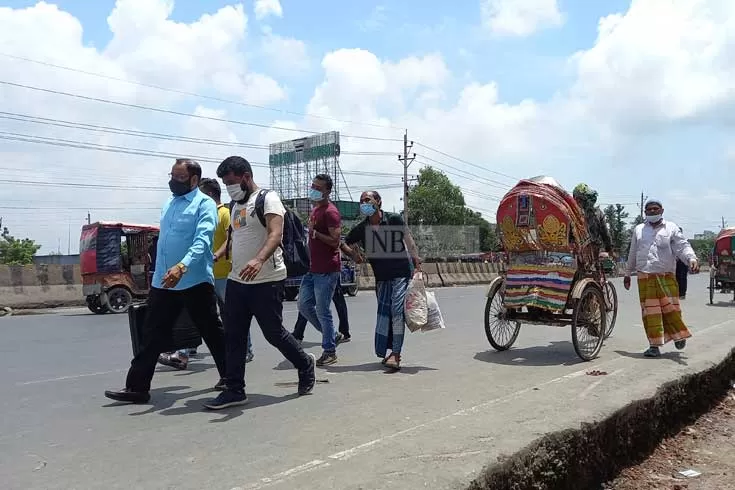 হেঁটে ঢাকার পথে