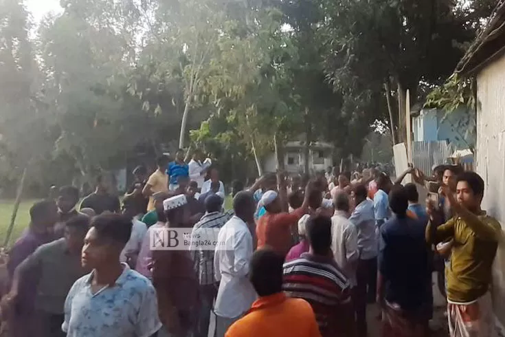 জনসমাগম ঠেকাতে যাওয়ায় পুলিশকে লাঞ্ছনা