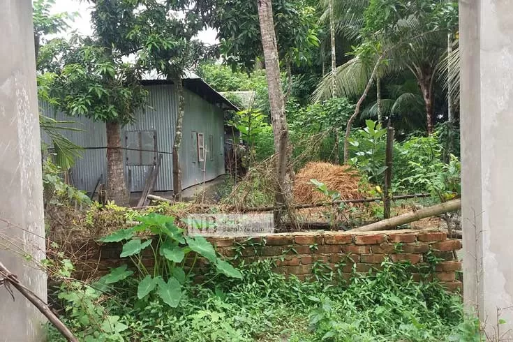 বাড়ির রাস্তায় দেয়াল, অবরুদ্ধ পরিবার