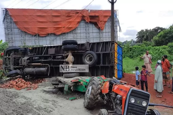 দাঁড়িয়ে থাকা ট্রাক্টরে কাভার্ডভ্যানের ধাক্কা, নিহত ৩
